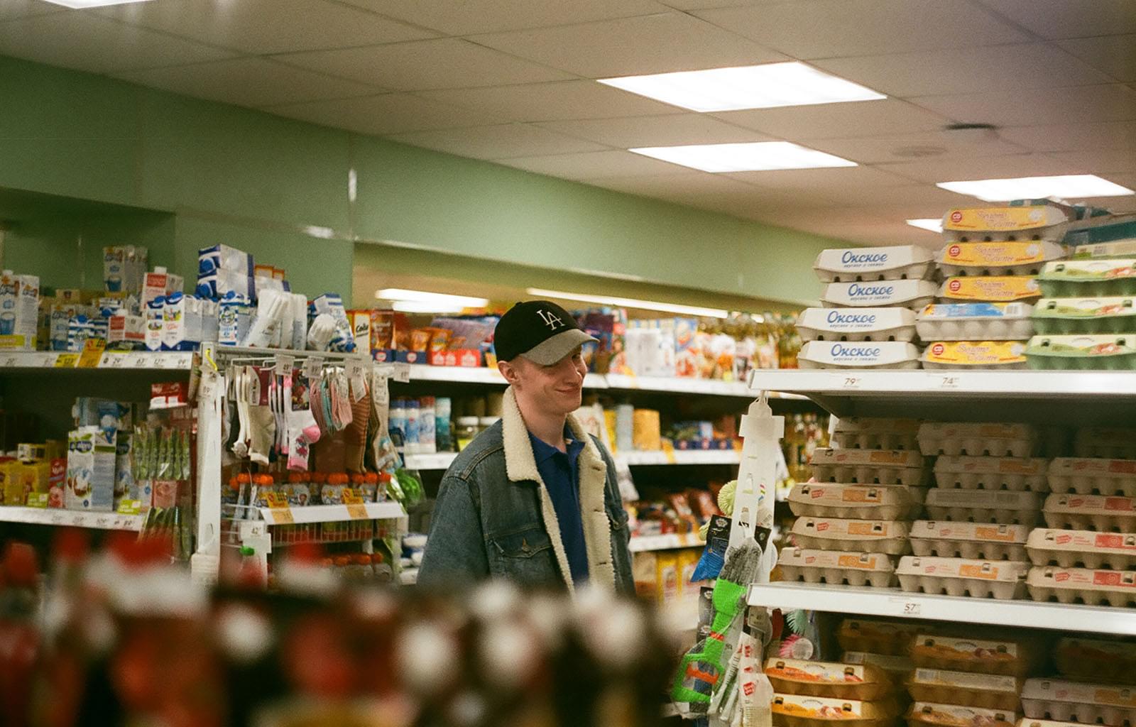 Человек между рядов в магазине