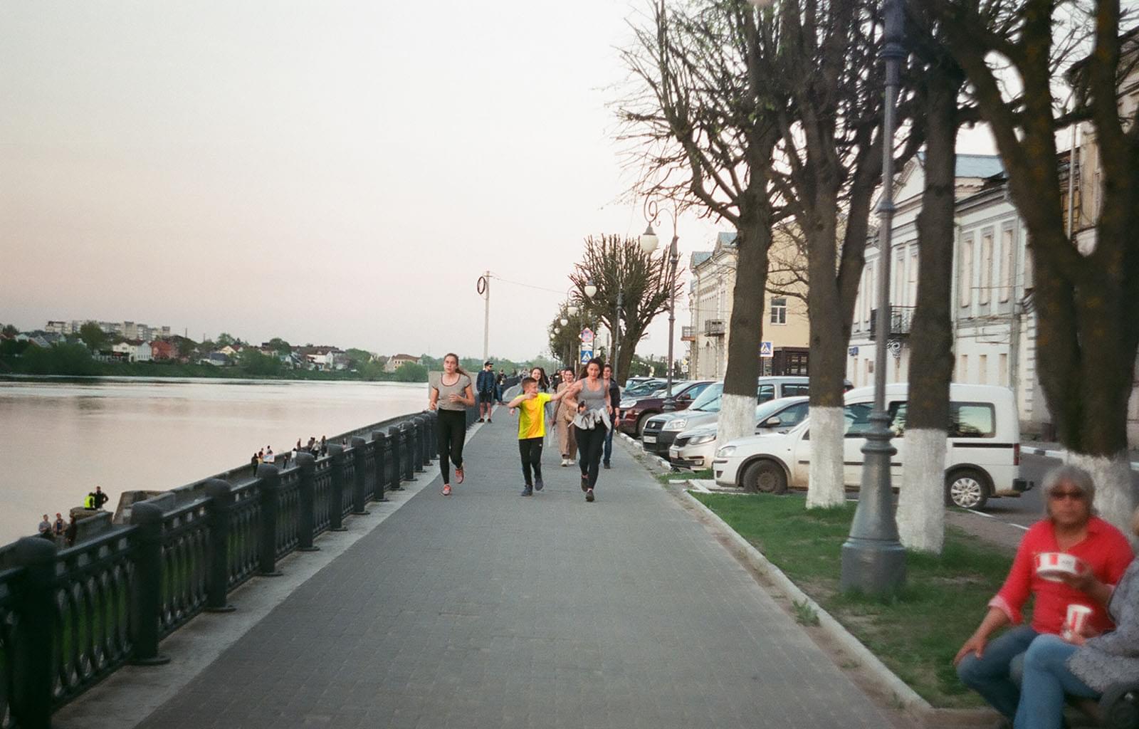 Люди бегут по набережной