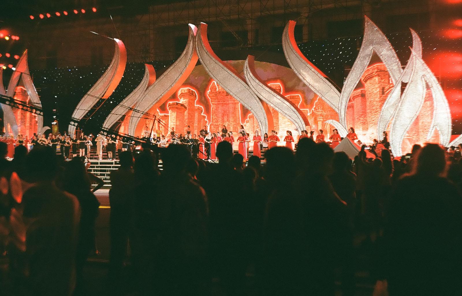 Люди на фоне концертной сцены