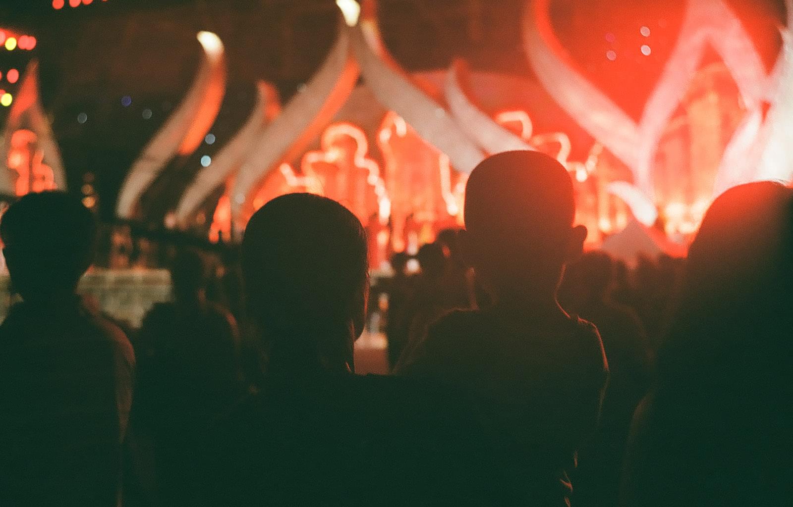 Девушка и ребёнок на фоне концертной сцены