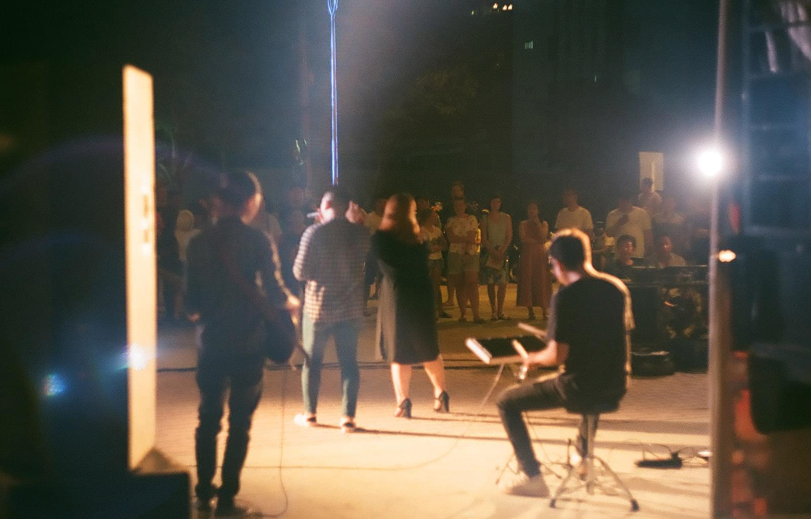 Ночное выступление артистов