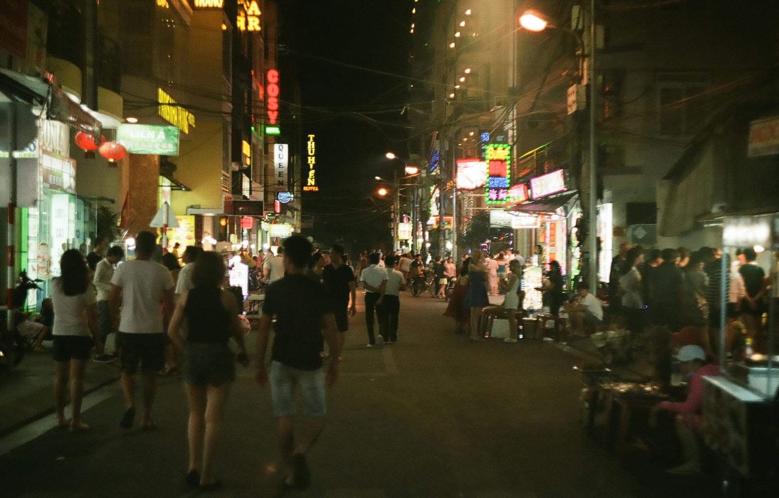 Люди на ночной улице Нячанга