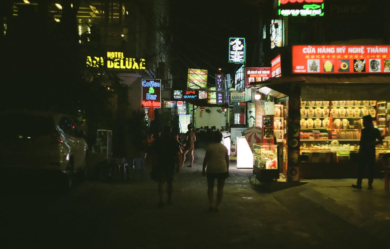 Торговые ряды Нячанга ночью