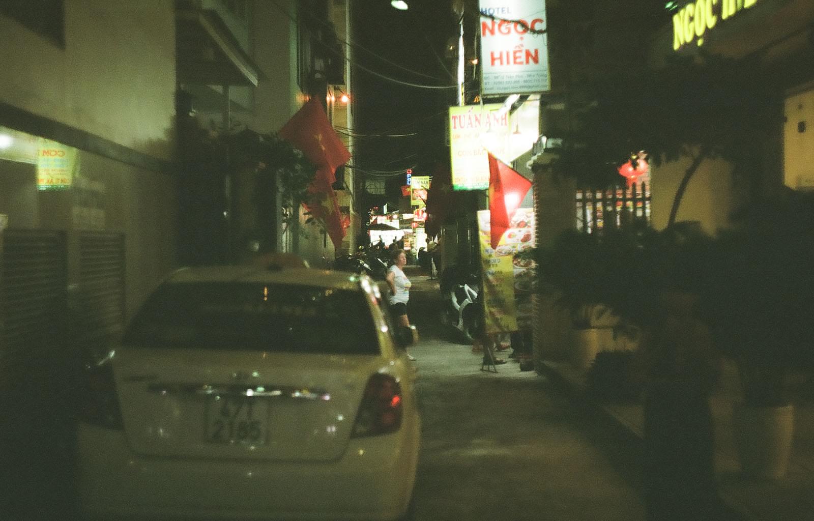 Небольшая улица Нячанга ночью