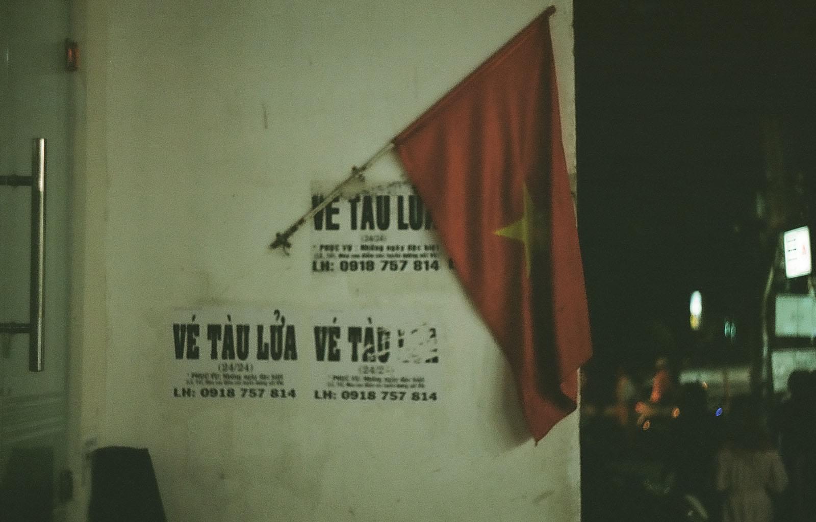 Красный флаг на белой стене