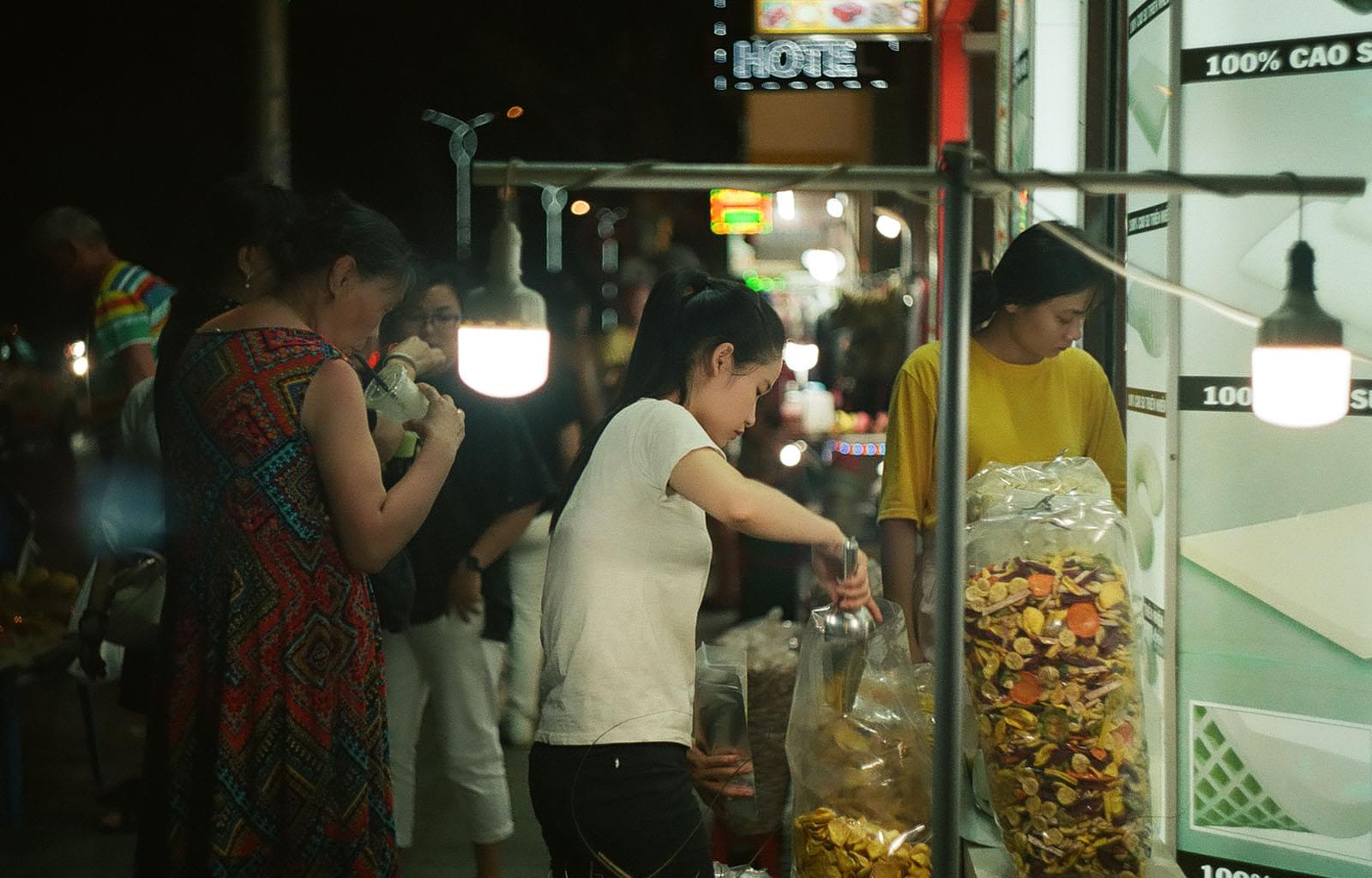 Девушка продаёт сушёные фрукты