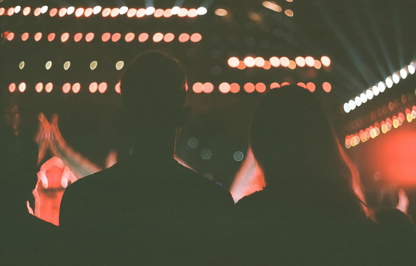 Парень и девушка на фоне концертной сцены