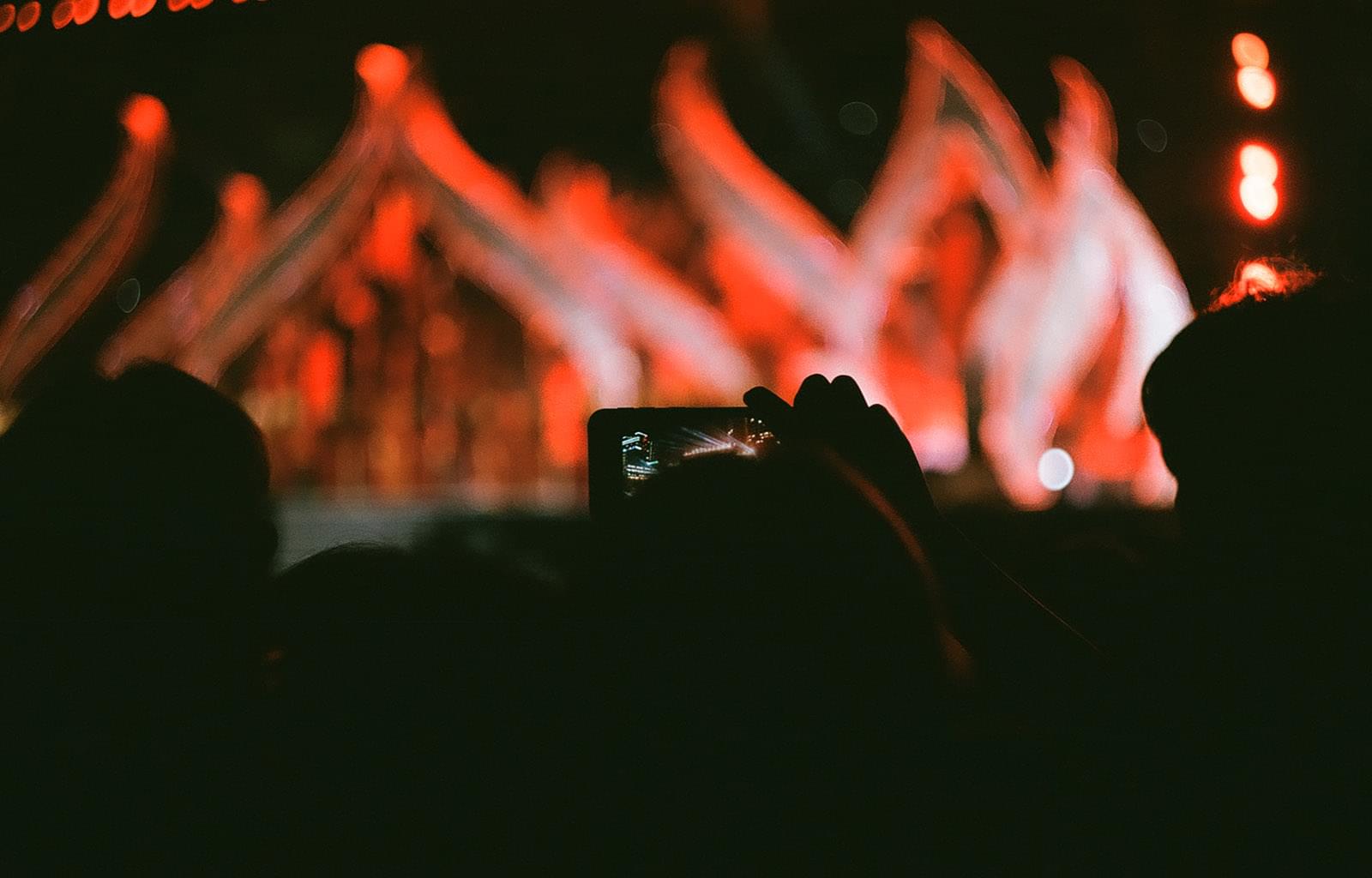 Кто-то снимает концерт на телефон