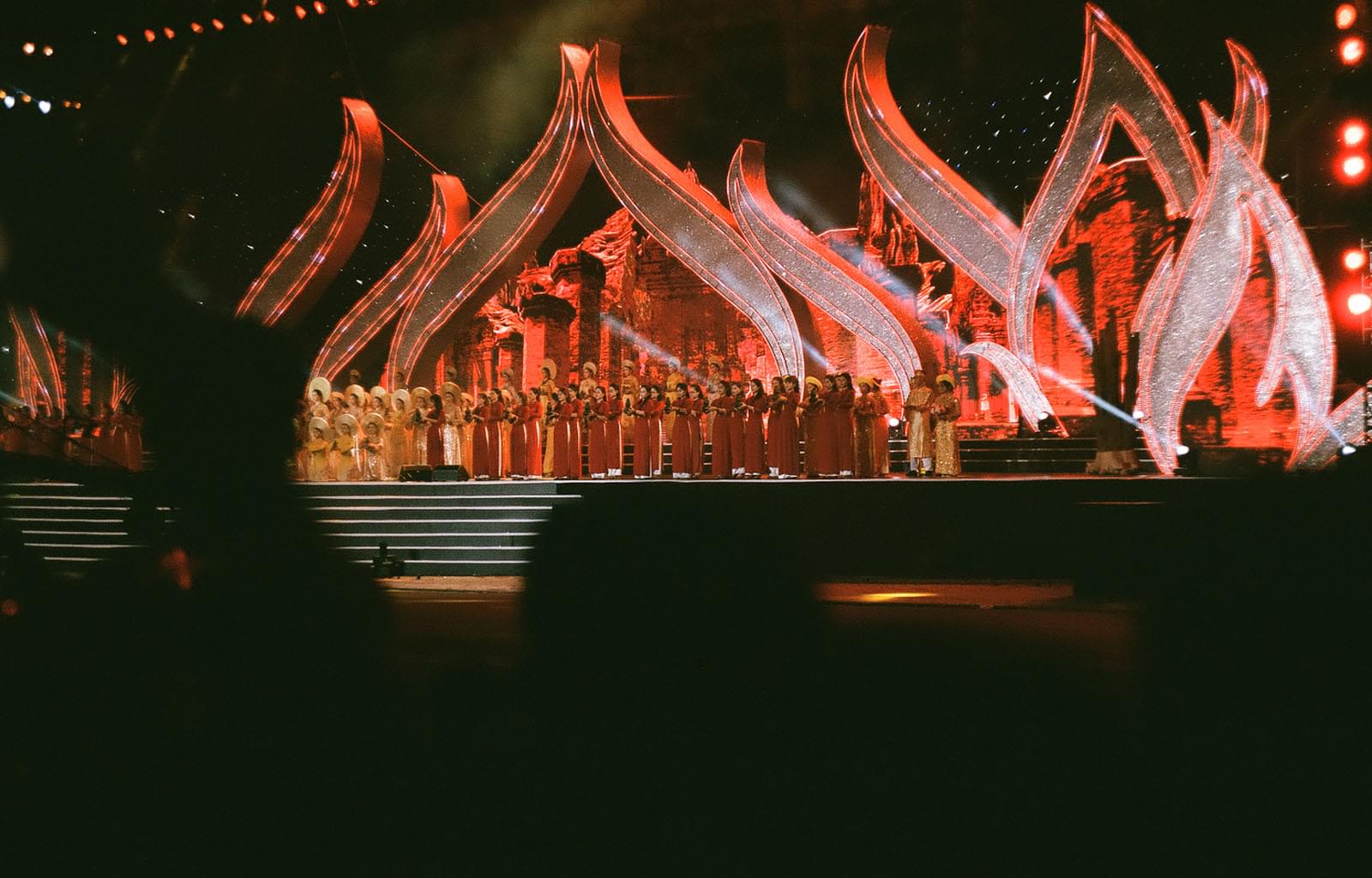 Артисты на сцене