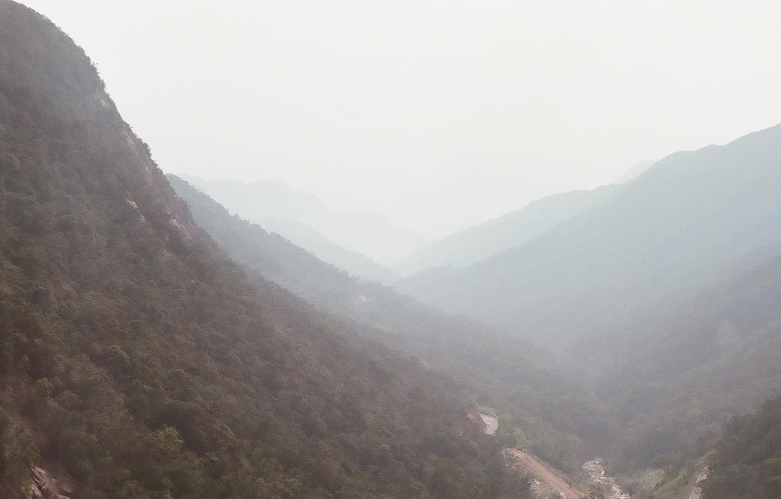 Вид на туманные горы