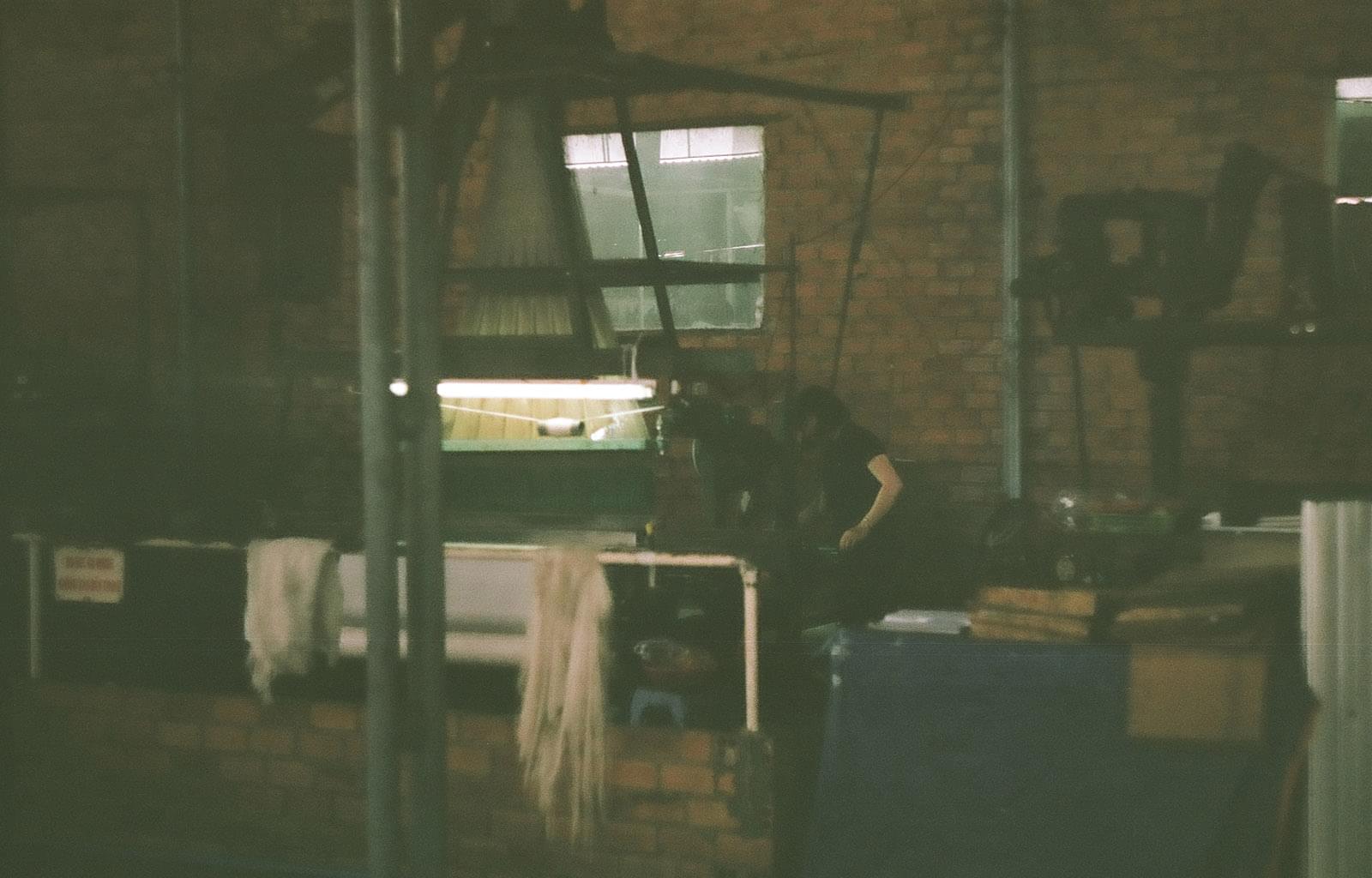 Рабочие за производством шёлка