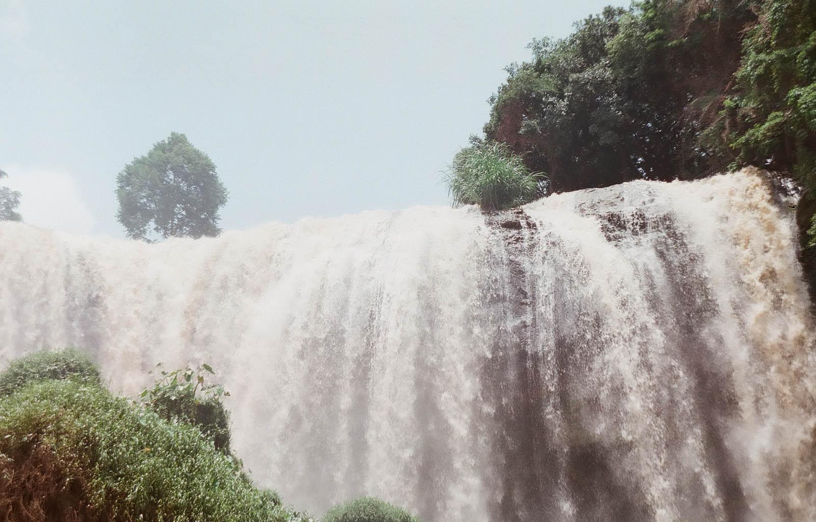 Вид на большой водопад