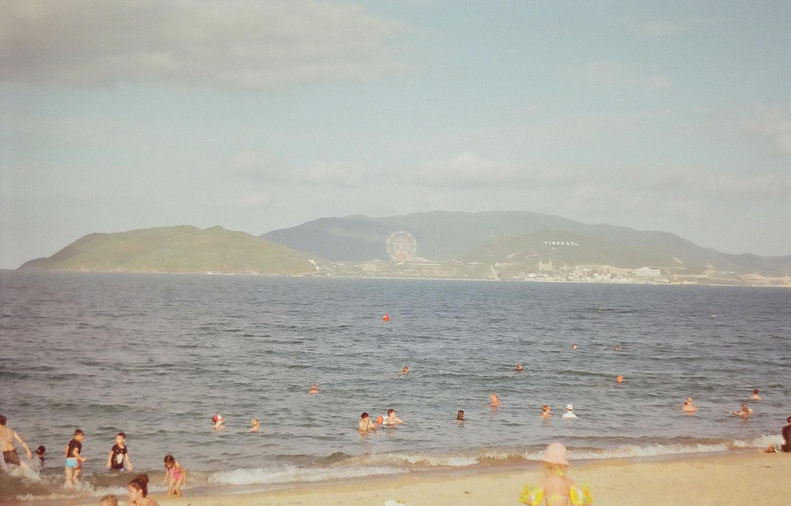 Вид на горы за морем