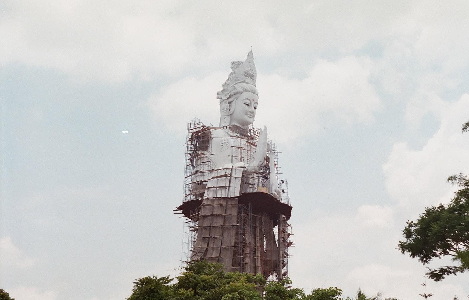 Вид на недостроенную статую