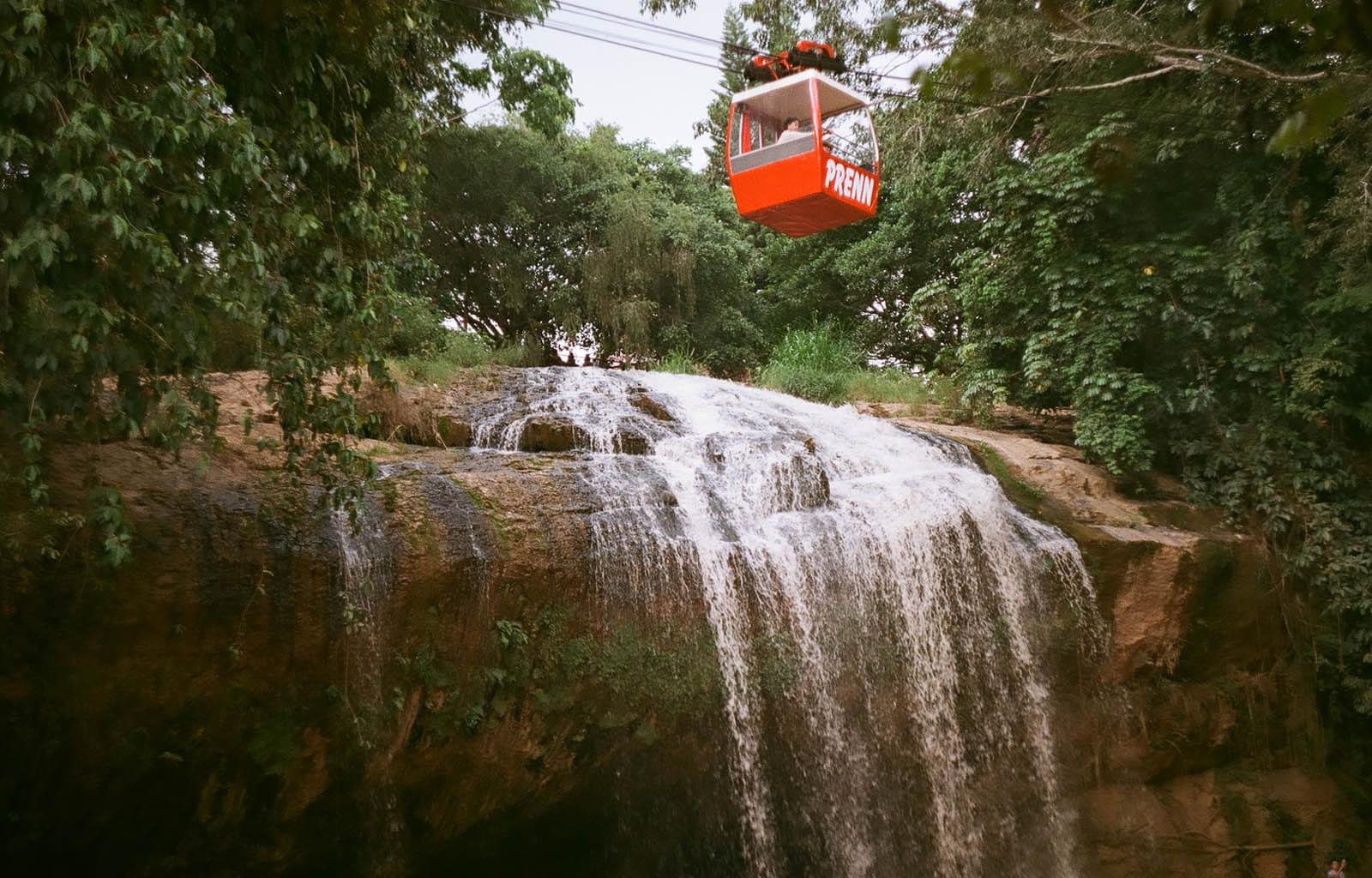 Фуникулер рядом с водопадом