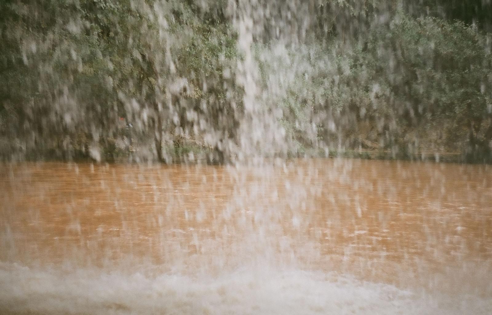 За водопадом