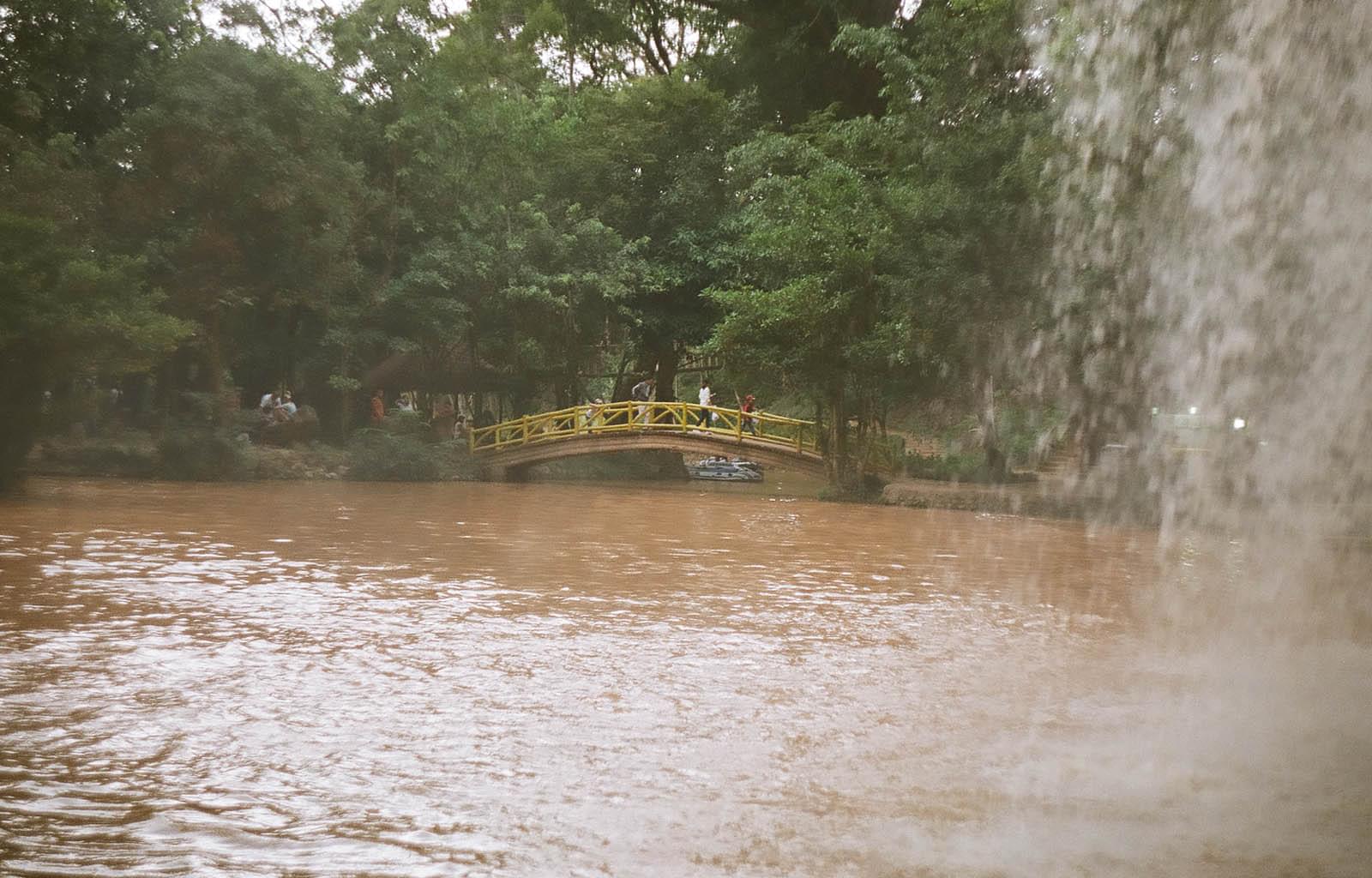 Мост рядом с водопадом
