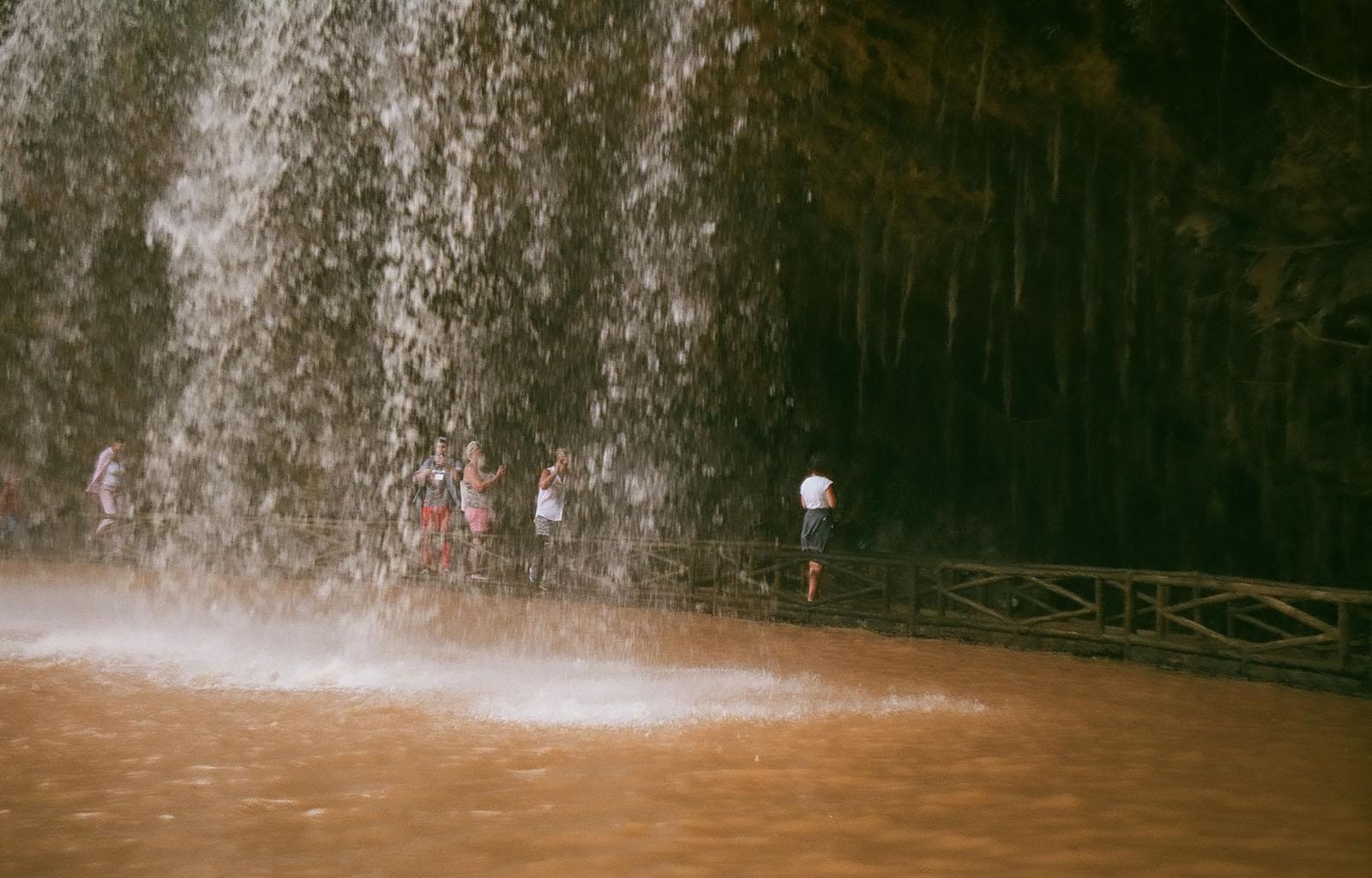 Люди за водопадом