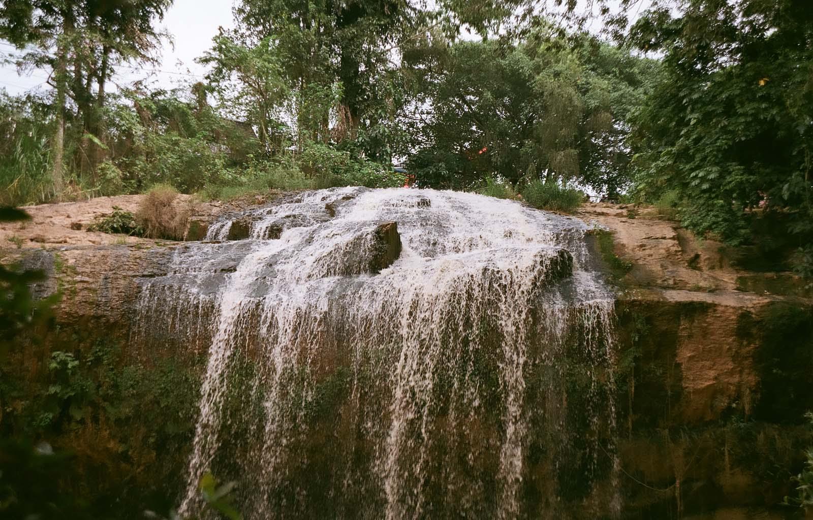 Вид на маленький водопад