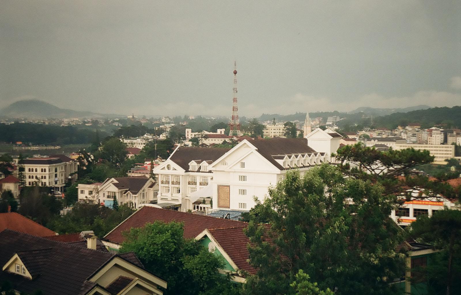 Вид на горы и дома