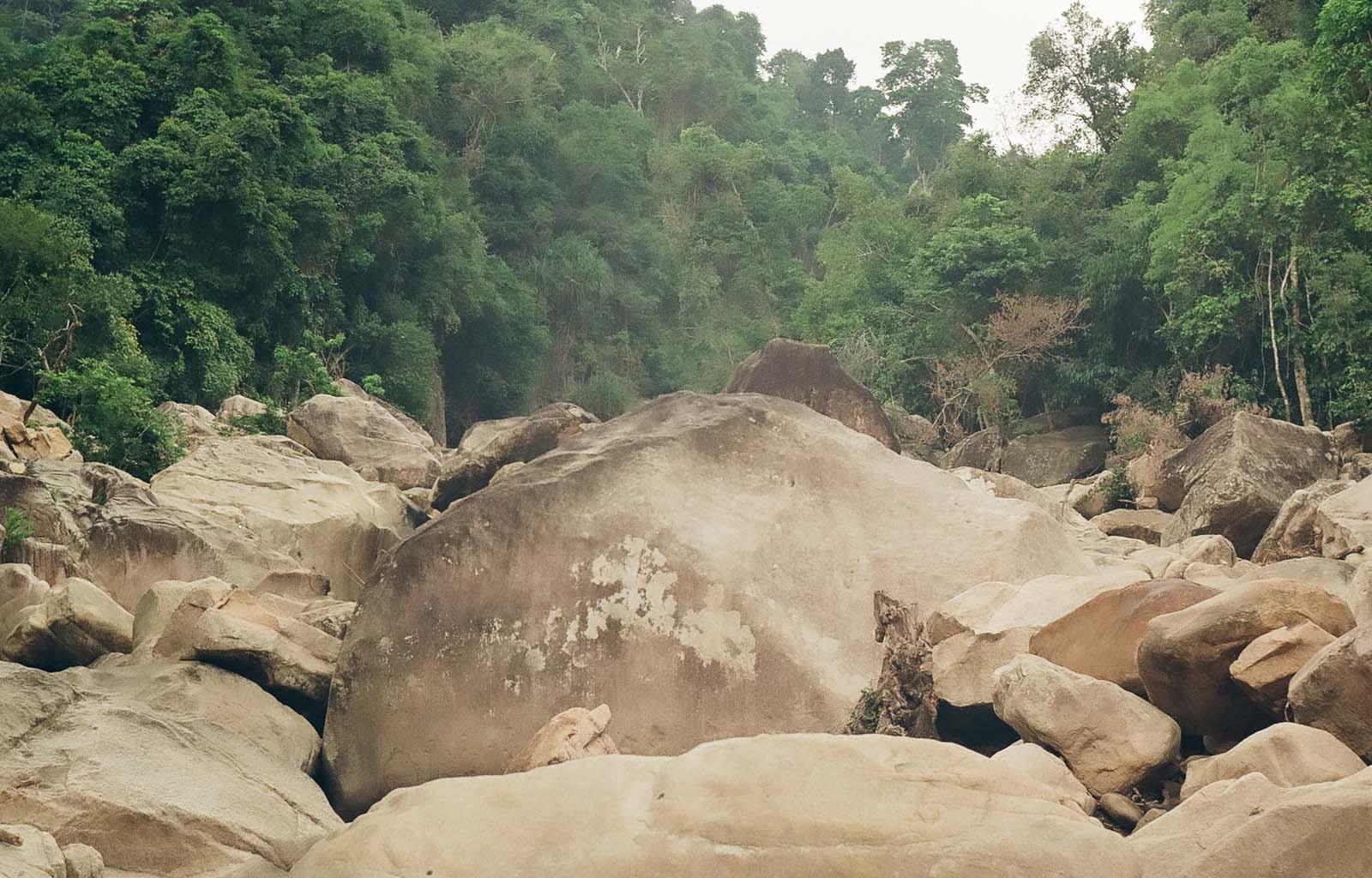 Вид на камни и горы
