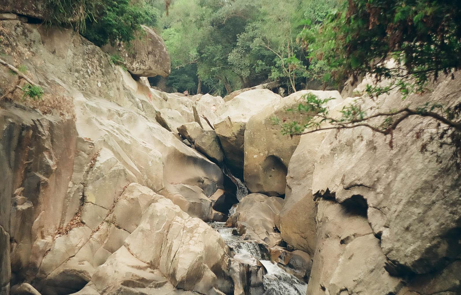 Ручей в камнях