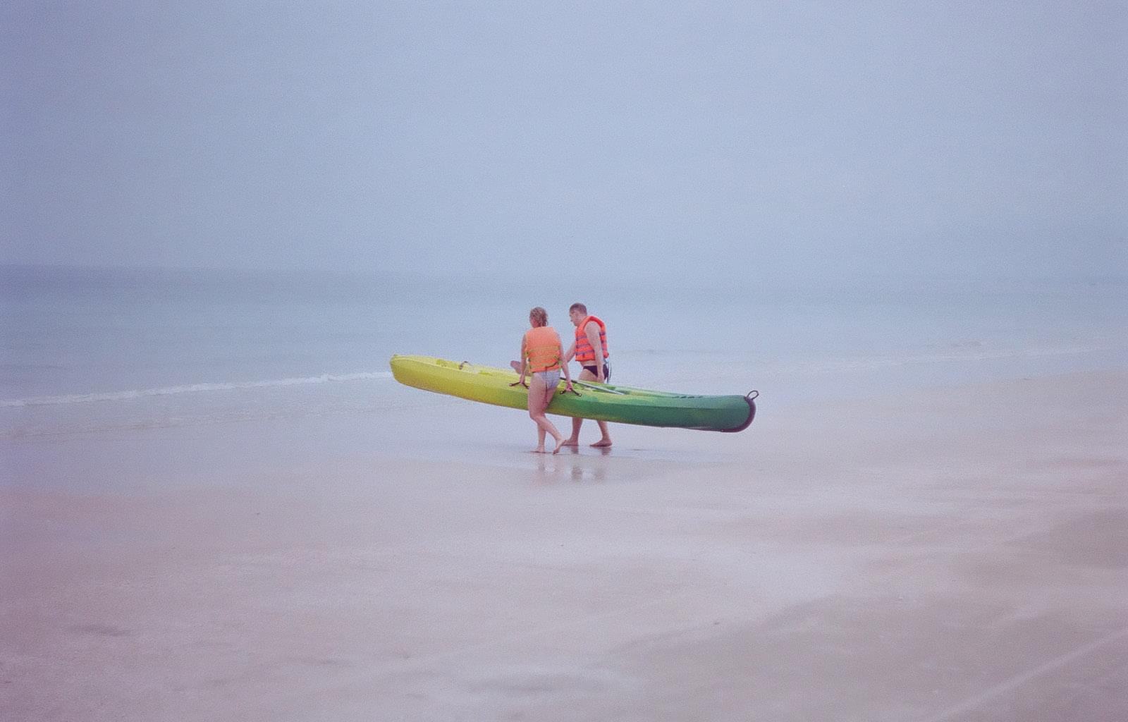 Люди несут лодку