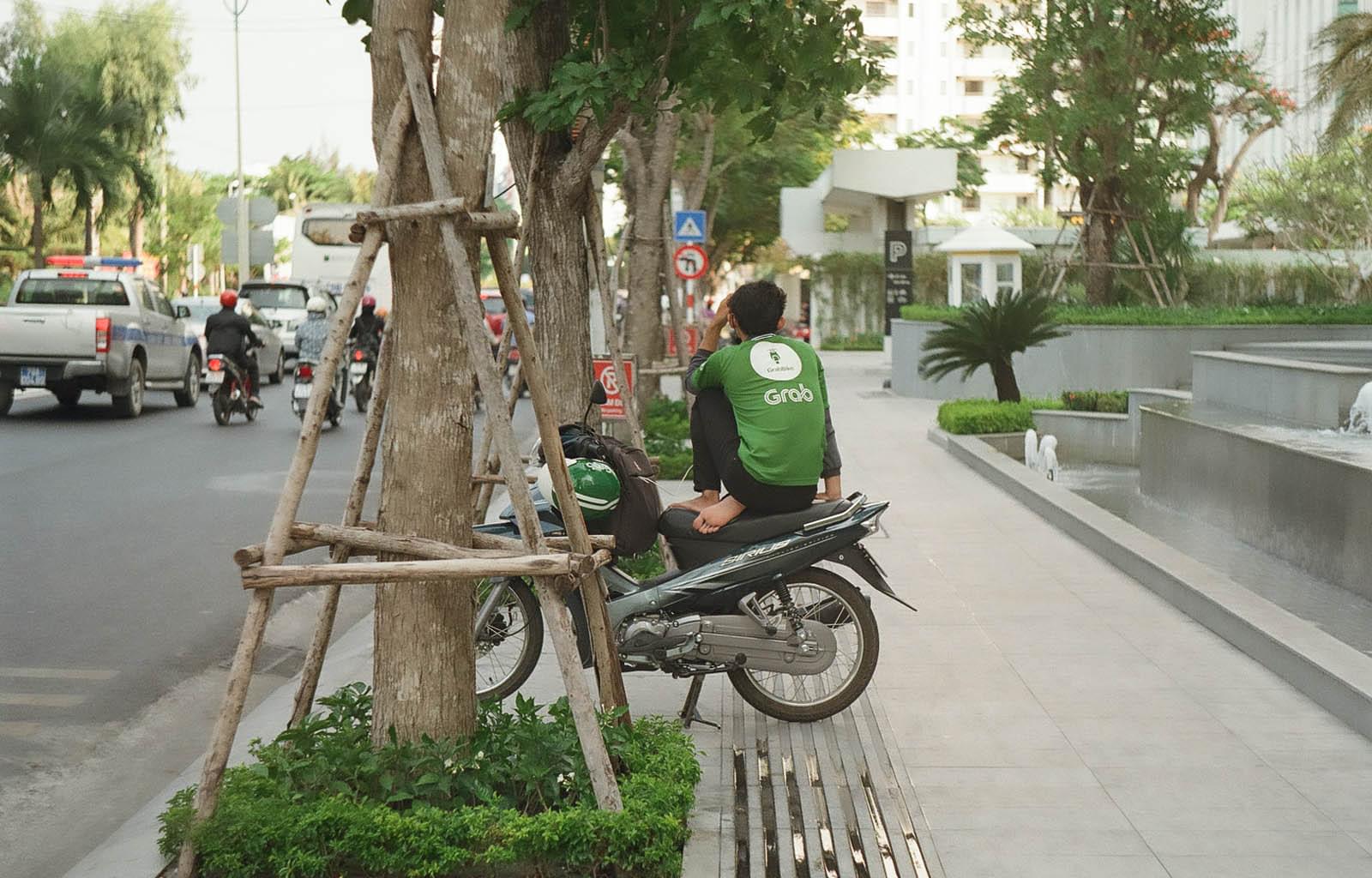 Вьетнамский мототаксист ждёт заказа