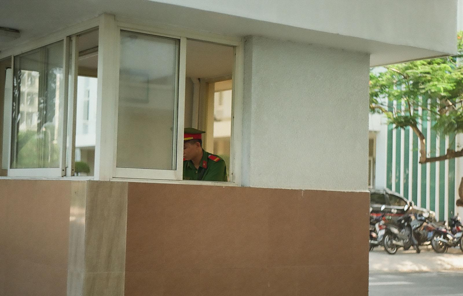 Вьетнамский военнослужащий на посту