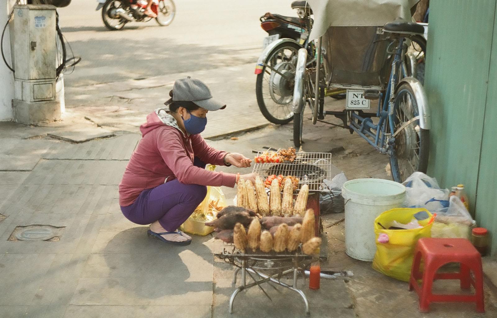 Женщина готовит еду на улице