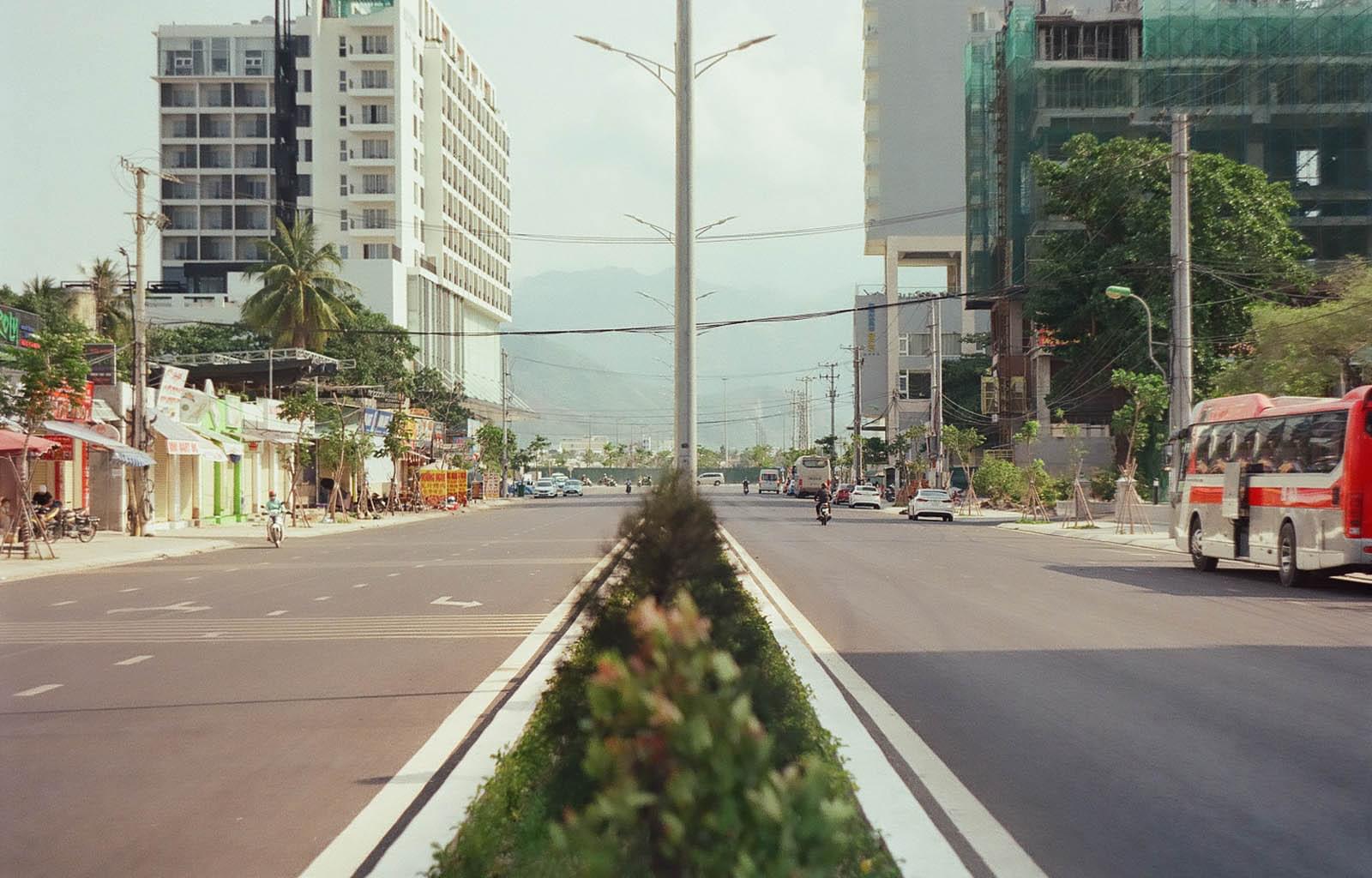 Вид на гору с центра дороги