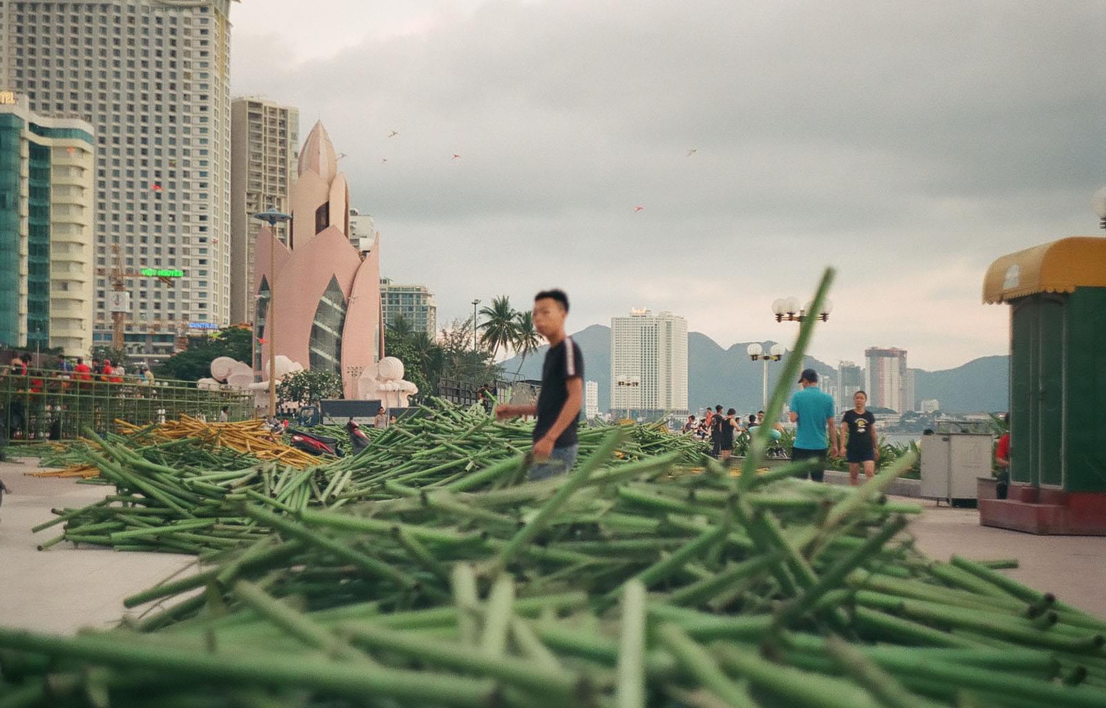 Человек среди разобранных сооружений
