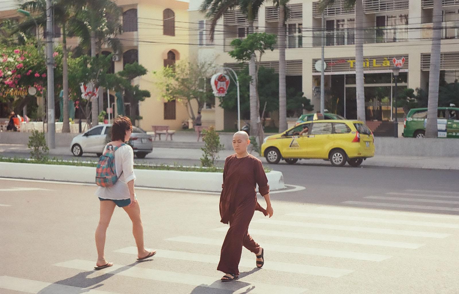 Люди идут по пешеходному переходу