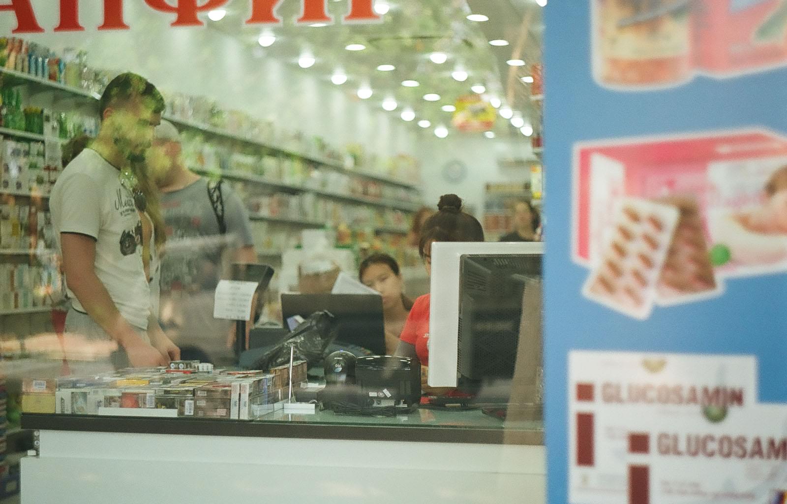 Девушка за кассой