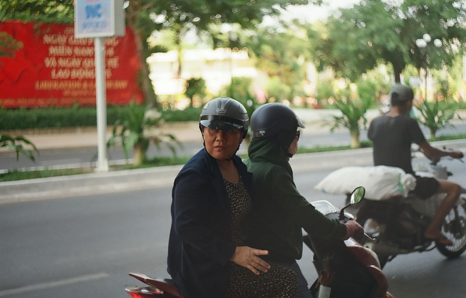 Две женщины на мотороллере